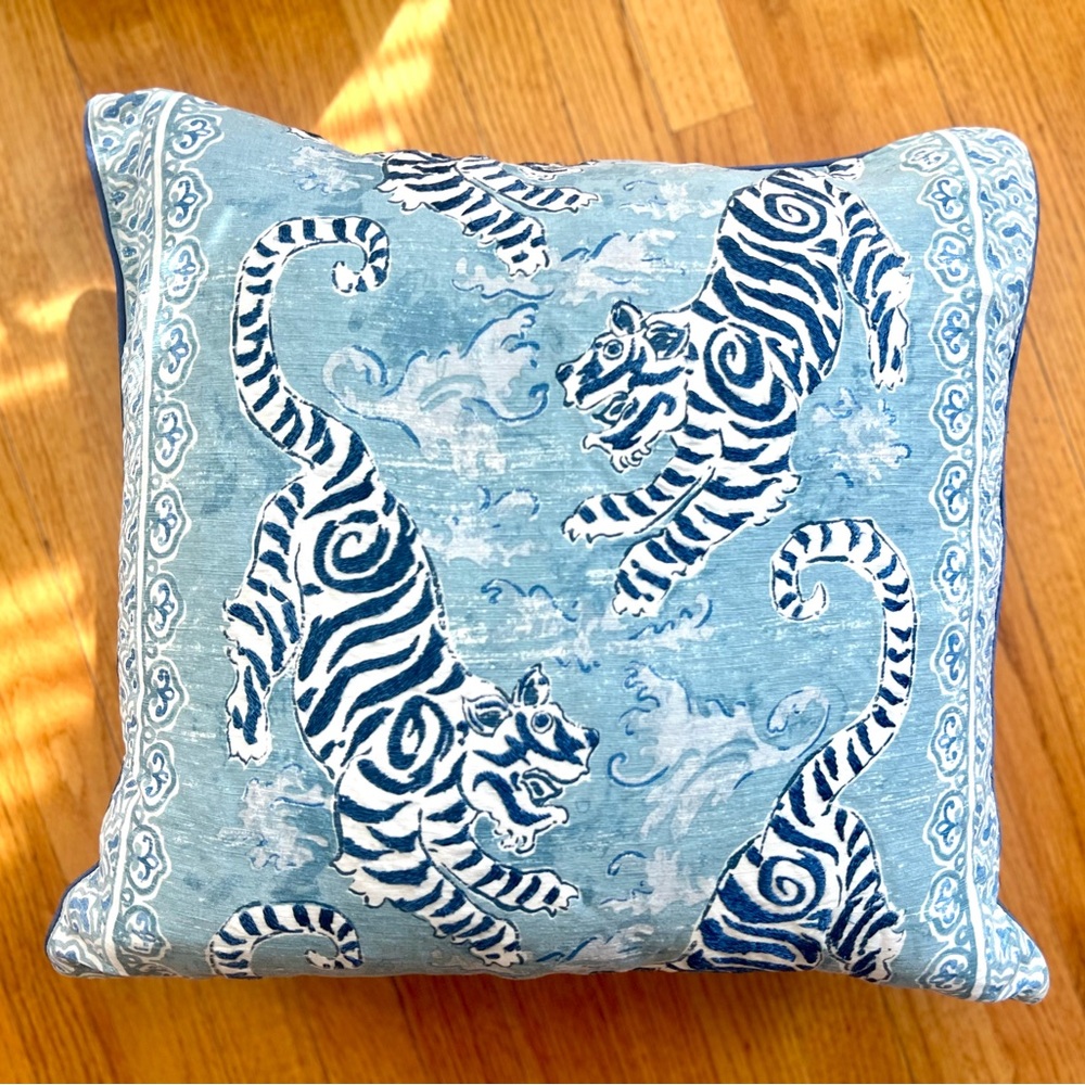 Ryan Studios- Blue & White Tiger Print Decorative Throw Pillow - Set of 2 - Picture 4 of 11